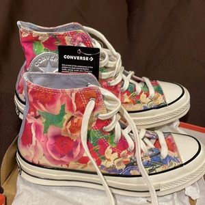 Womens converse chuck Taylor’s high top floral sneaker. Mens sz 5 womens size 7